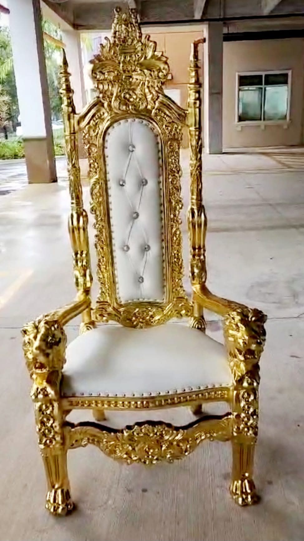 Gold King Throne &mdash; White