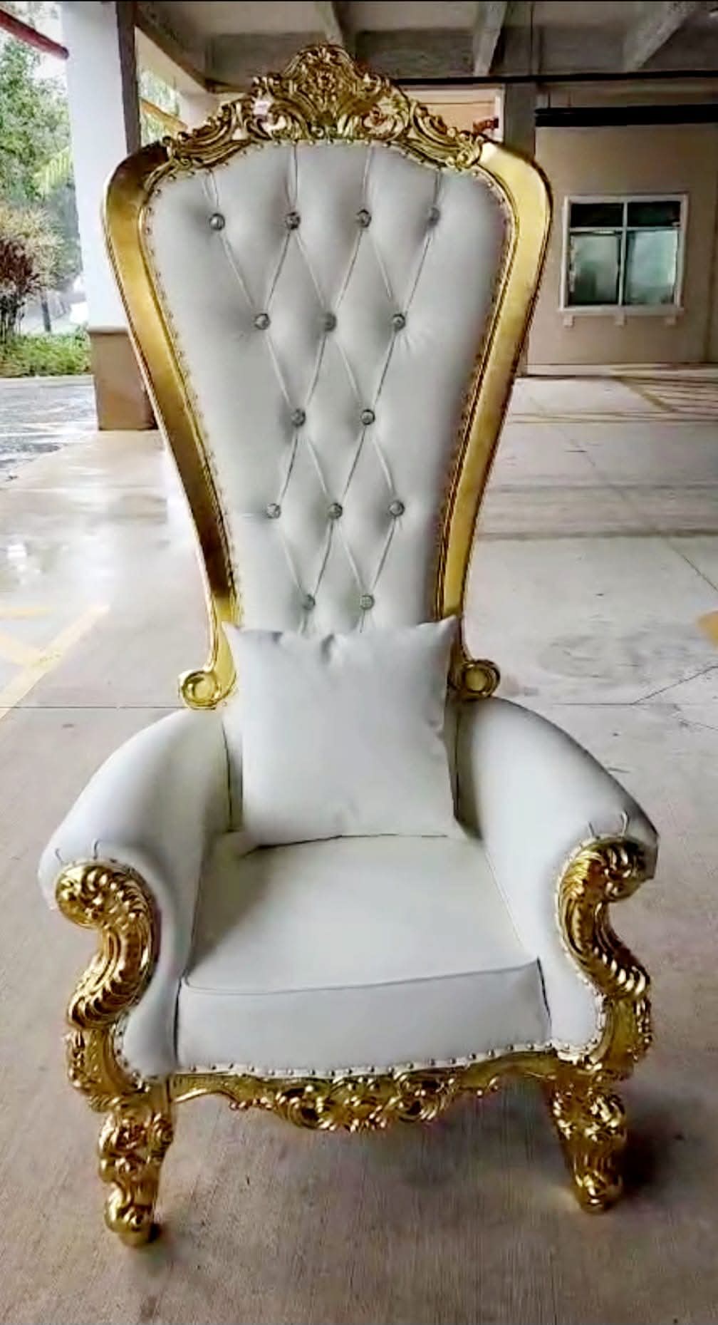 Gold Queen Throne &mdash; White