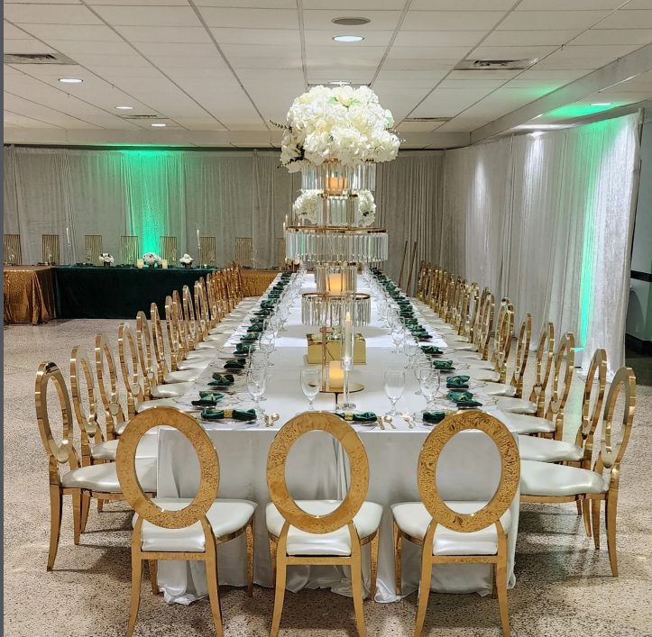 Emerald & gold head-table setup